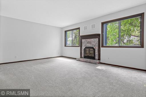 6896 Grenwich Lane N, Oakdale, MN 55128