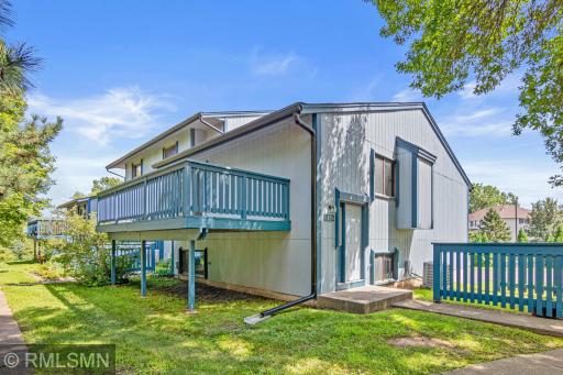 6896 Grenwich Lane N, Oakdale, MN 55128