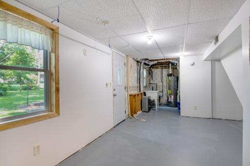 Flex space offers plenty of light, 2nd laundry and outdoor access to rear yard