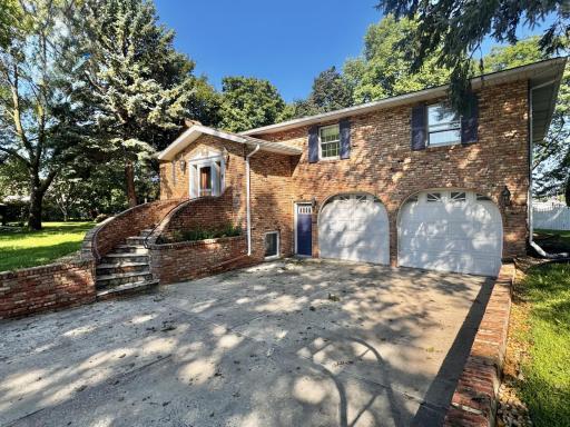 212 Carrow Circle, Marshall, MN 56258