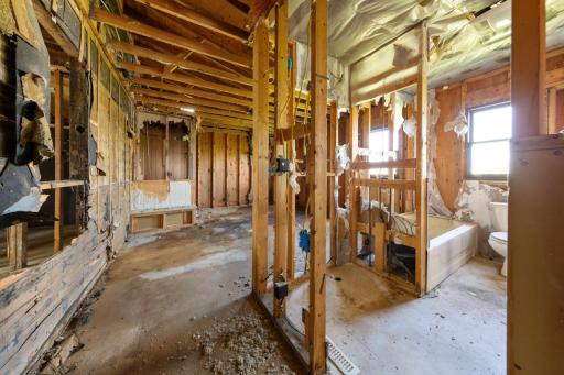 16 Bathroom.jpg