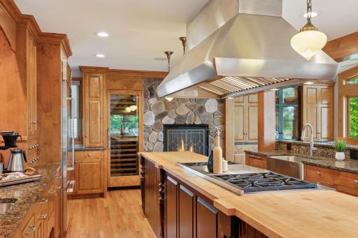 Lakeside living is casual; ranges are like a campfire. Its where guests gather near. Fortunately, the flanking 90 bottle double zone wine-cooler pairs up with the cuisine art.