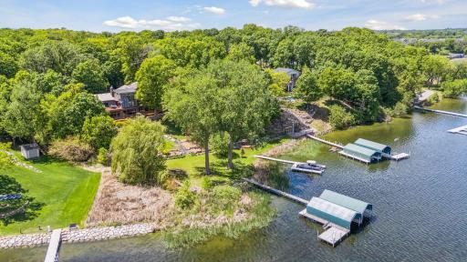 Access to the home traverses heavy woodlands; the lot is deep. The lakefront is weedy but manageable. Boat traffic is less than most any other bay, making it a favorite of water skiers.