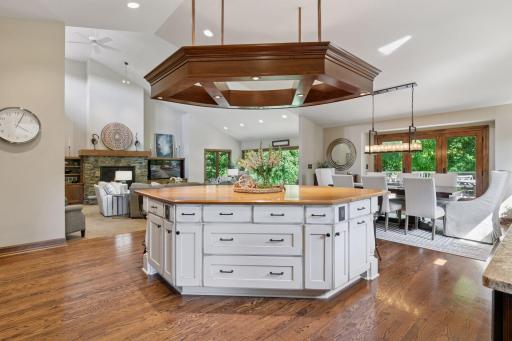1405 W Farm Road, Chanhassen, MN 55318