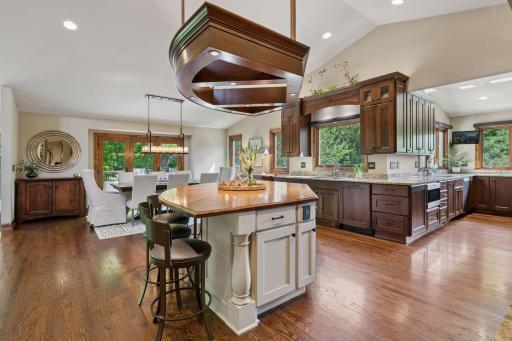 1405 W Farm Road, Chanhassen, MN 55318