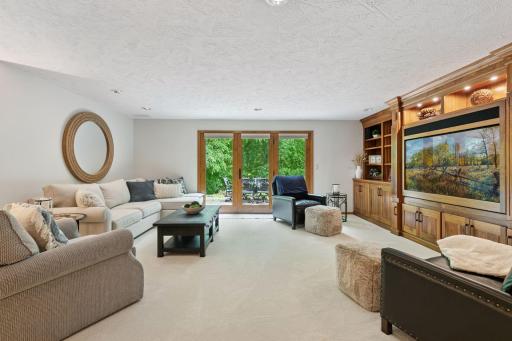 1405 W Farm Road, Chanhassen, MN 55318