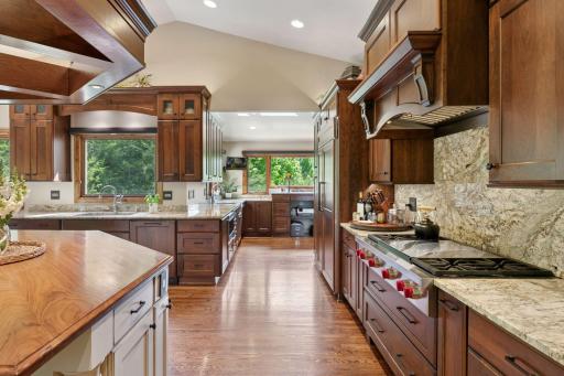 1405 W Farm Road, Chanhassen, MN 55318
