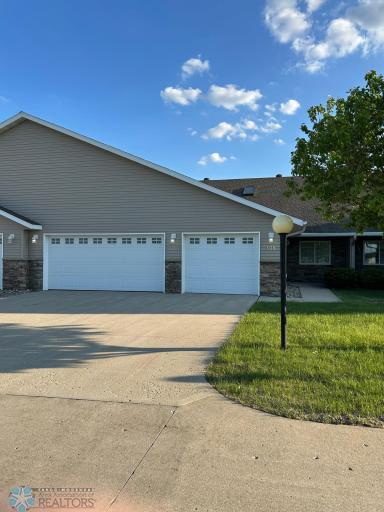 918 33rd Street S, Moorhead, MN 56560