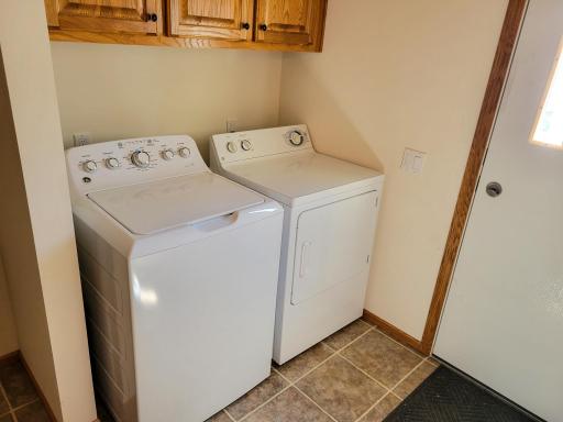 2432 Amberjack Lane, Maplewood, MN 55119