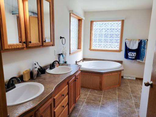 2432 Amberjack Lane, Maplewood, MN 55119