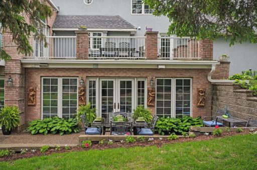 Grilling spaces, entertaining areas, lounge, firepit, relation...it's all here. Enjoy it!