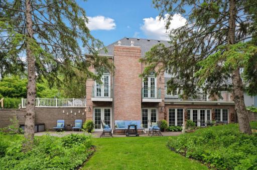 A mix of amazing indoor and outdoor spaces. Surrounded by doors, the outside is brought into the home.