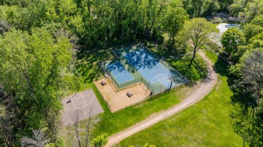 212 W Eagle Lake Drive, Maple Grove, MN 55369