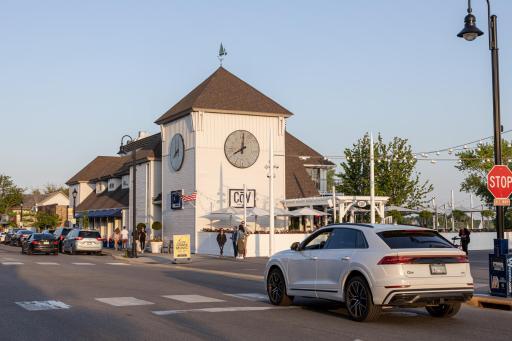 Many Dining Options Nearby