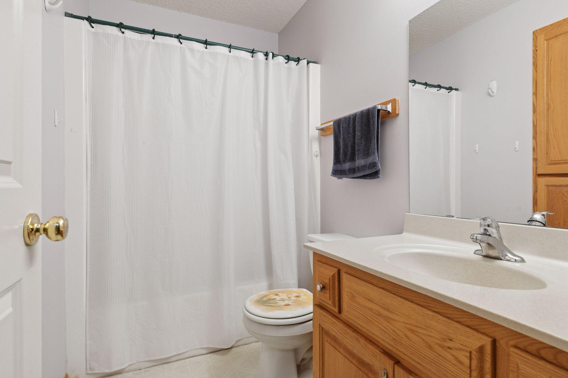 Upper Level Full Bathroom