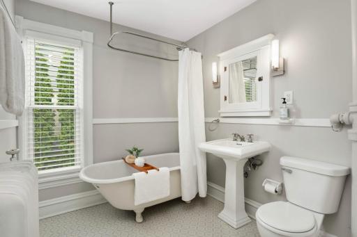 2nd floor full bathroom.