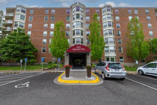 Welcome to Kenwood Isles. A vibrant 55+ community in the heart of East Isles.