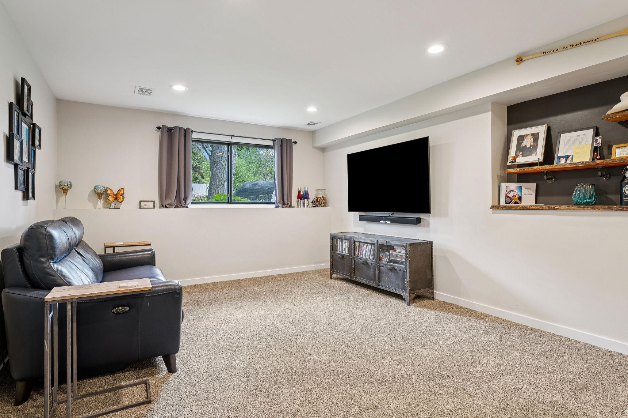 538 Silver Lake Road NW, Saint Paul, MN 55112