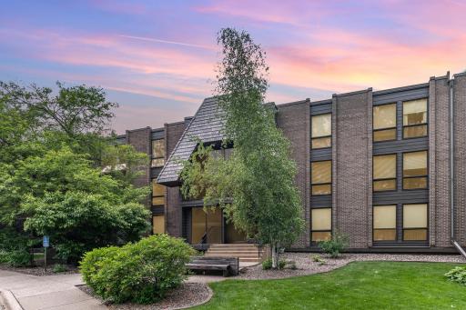 6085 Lincoln Drive, 220, Edina, MN 55436