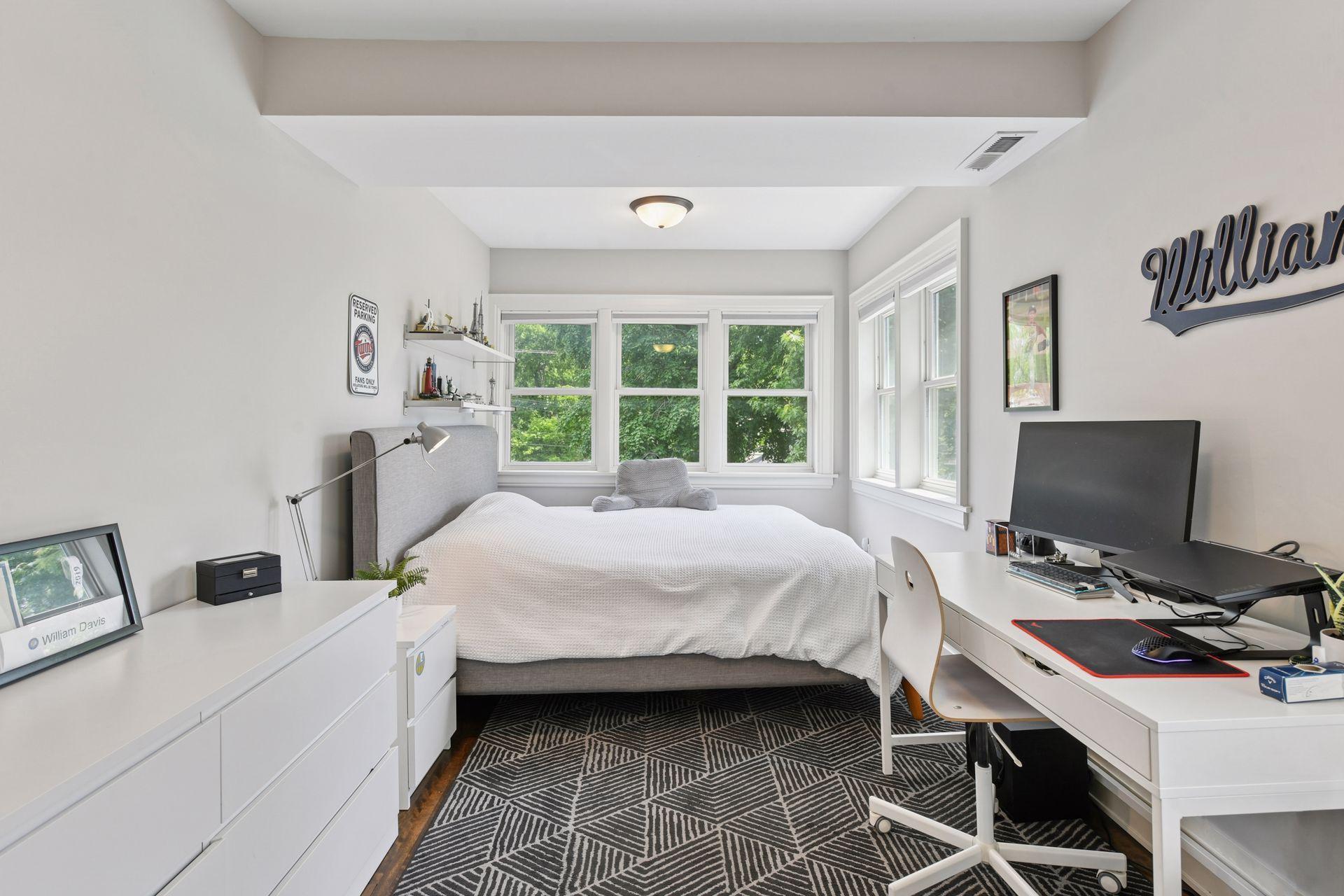 3837 Pleasant Avenue - Super spacious SE Bedroom - 9 x 19