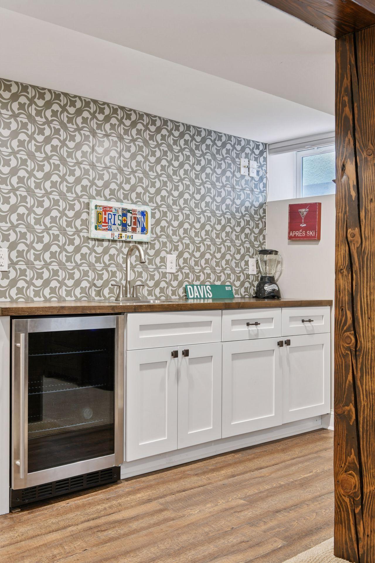 3837 Pleasant Avenue - Wet Bar