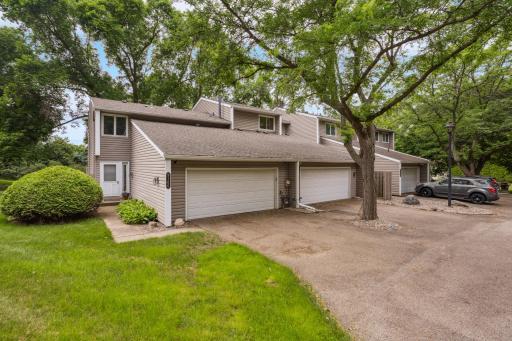 This remodeled townhome in the Preserve is calling!