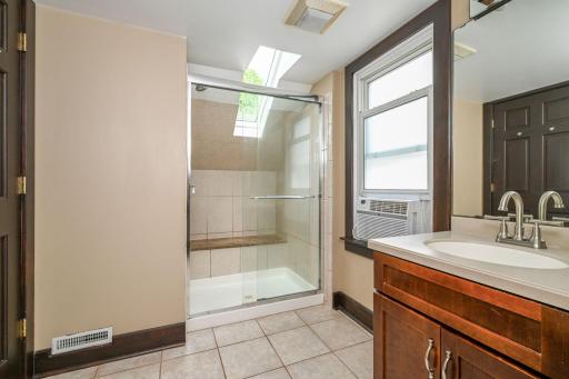 24-web-or-mls-3139 Cleveland St NE 024Full.jpg