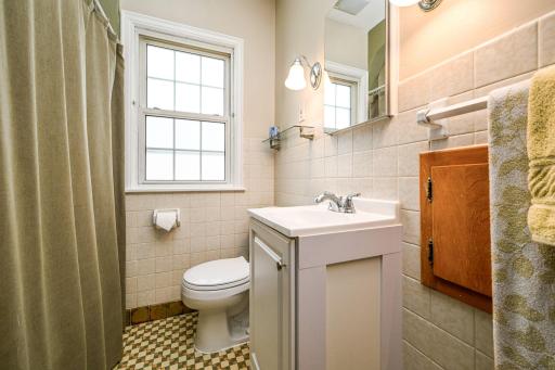 27-web-or-mls-3139 Cleveland St NE 027Full.jpg