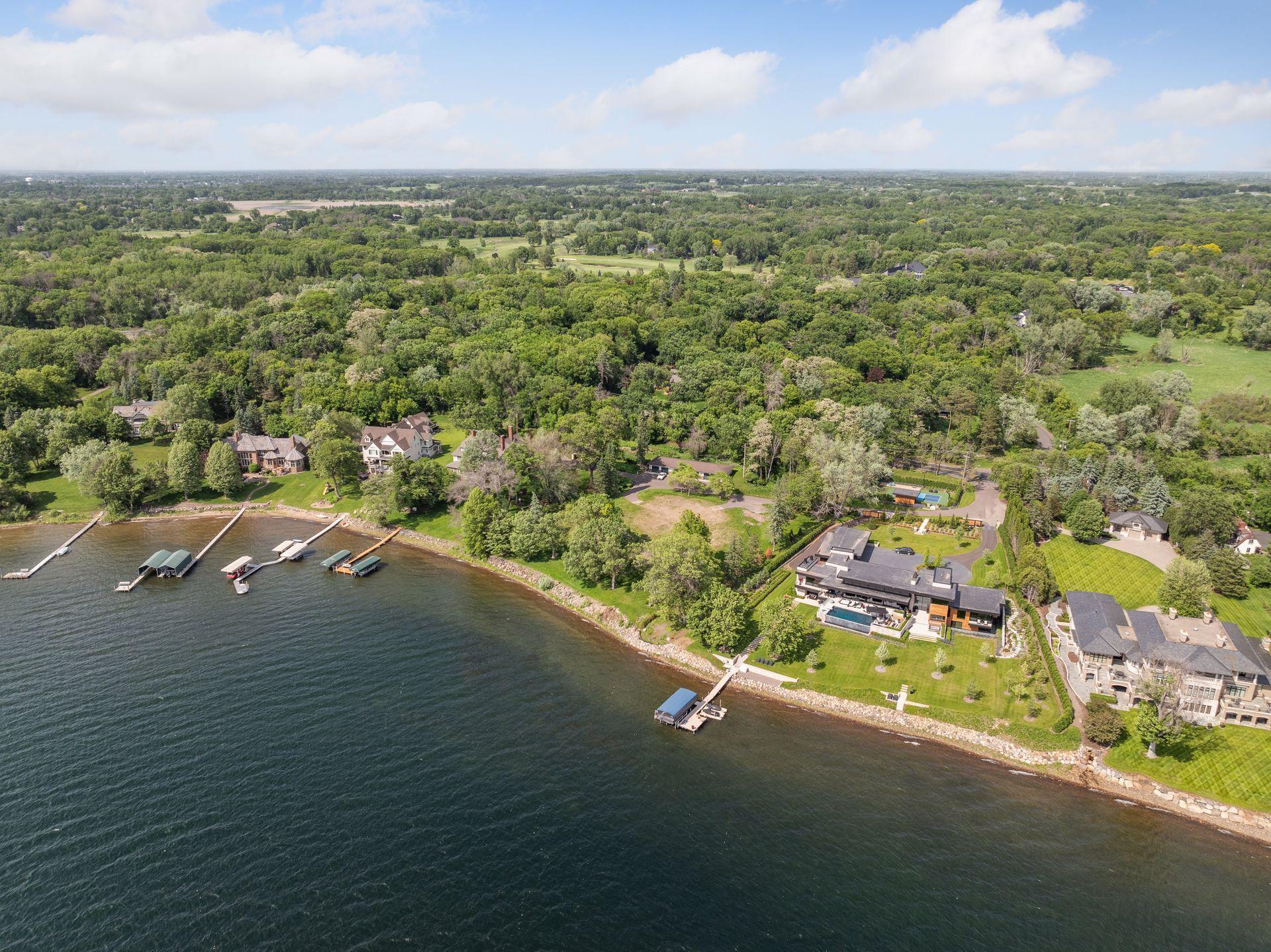 Begin each day immersed in sweeping lake vistas, and let the horizon’s rich sunsets provide the perfect backdrop for for golden hour cocktails and open-air dinners that linger long into the evening.