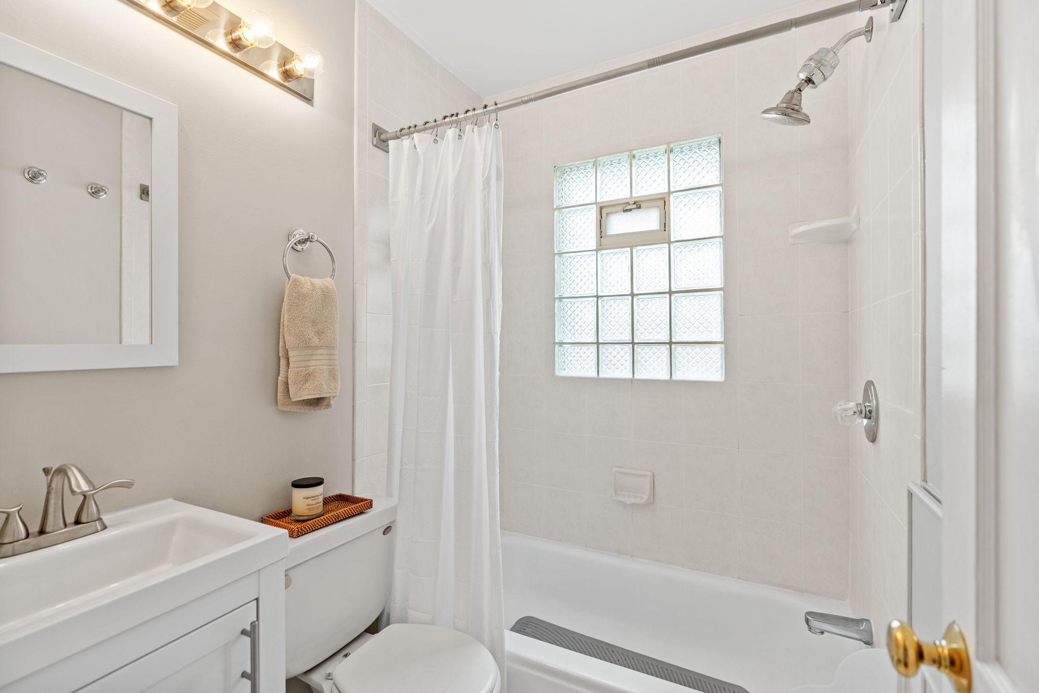 Main floor full bathroom