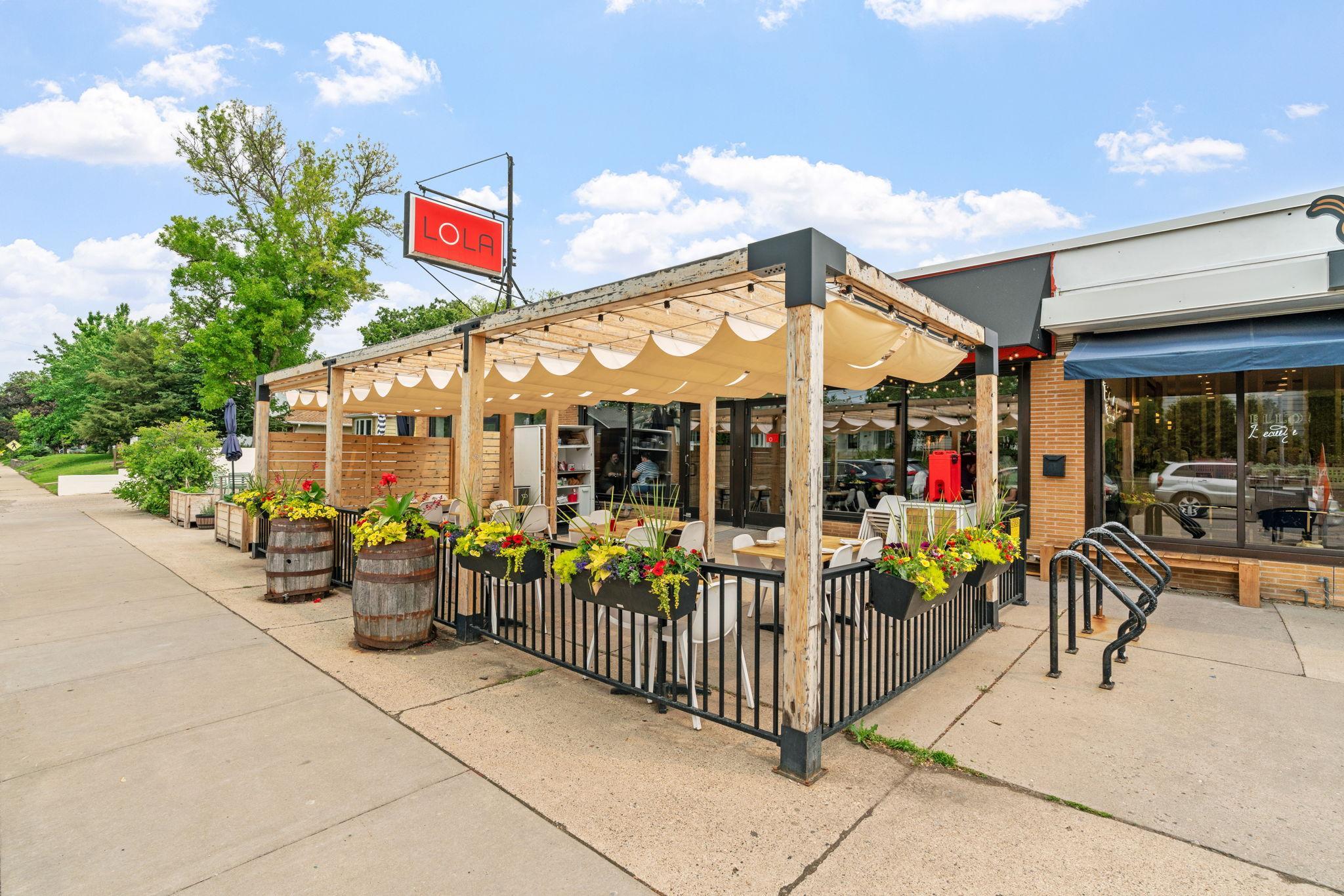 Just two blocks from some of the best restaurants including Pizzeria Lola, Gia, Colita (.9miles away), and close to 50th and France.