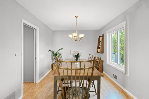 Formal dining space! These sellers loved to host large gatherings all year round. The newer window sizes bring in a ton of natural light. Virtual Edited.