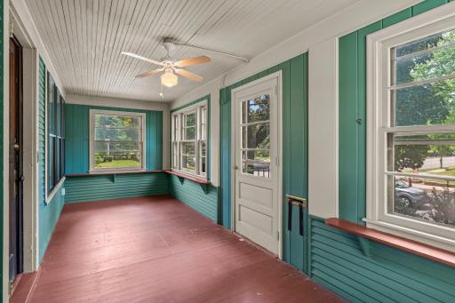 Step onto the charming front porch, perfect for morning coffee or evening relaxation. A true highlight for greeting guests or enjoying quiet outdoor moments.