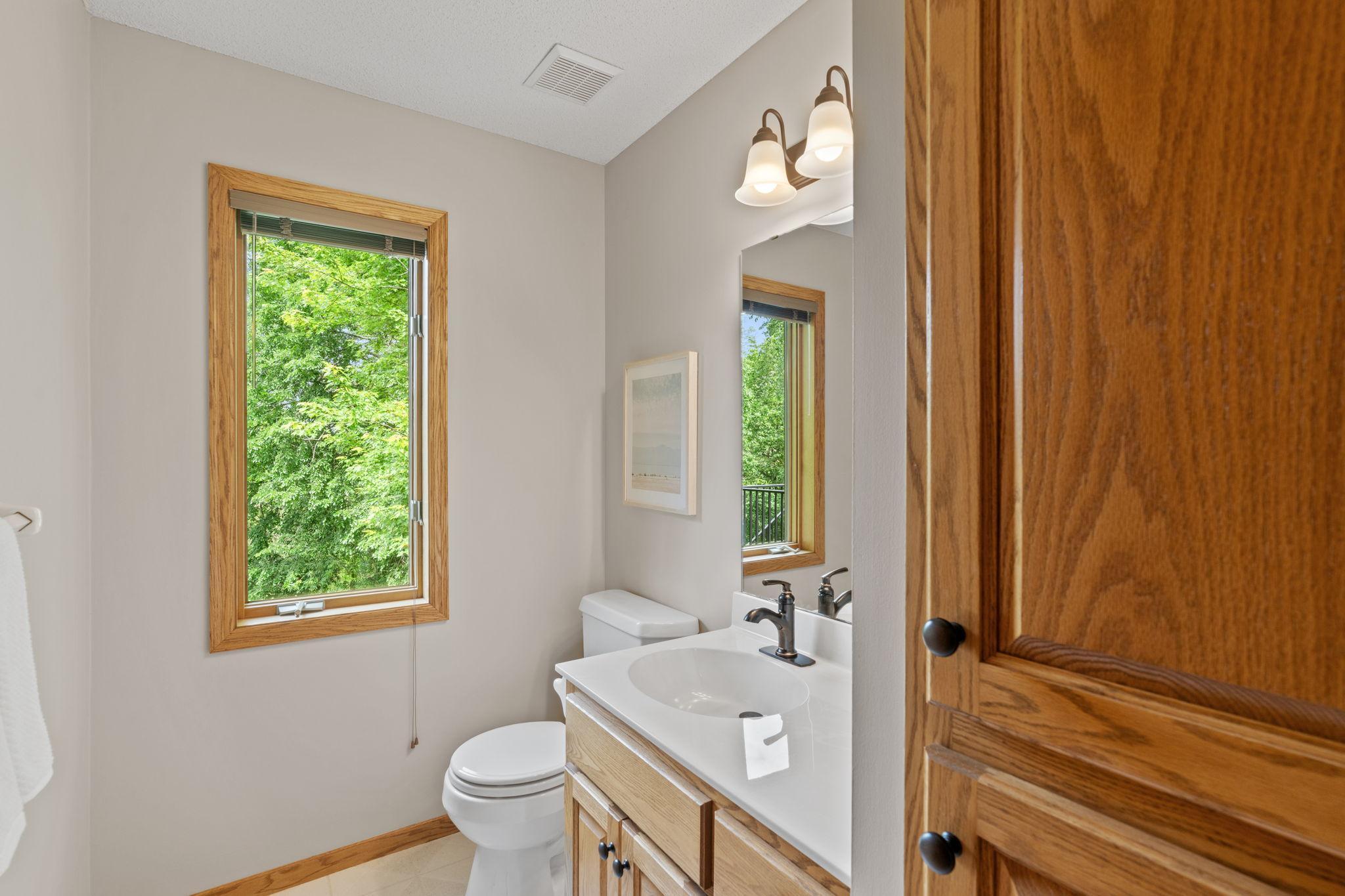 Main floor 1/2 bath