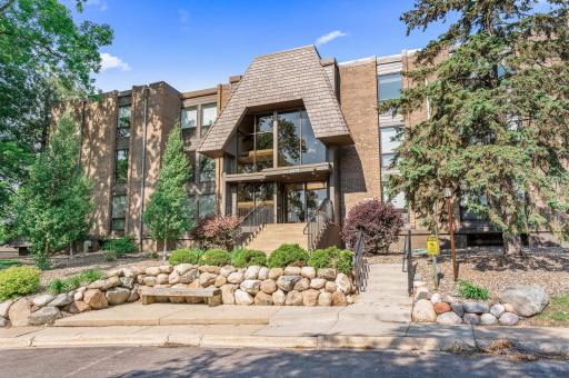 6075 Lincoln Drive, 302, Minneapolis, MN 55436