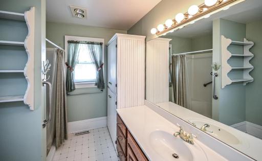 320 Walnut St Farmington MN-large-026-034-Primary Bath-1500x924-72dpi.jpg
