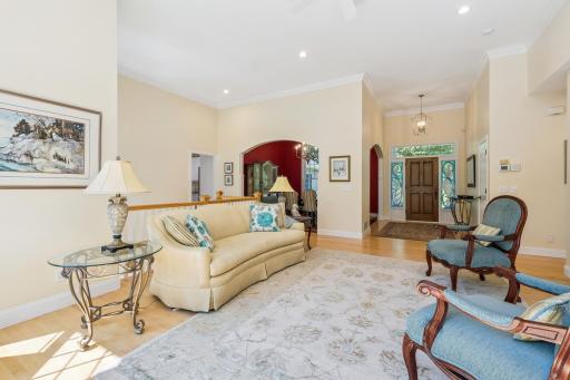 Open concept design and excellent sunlight throughoutt!