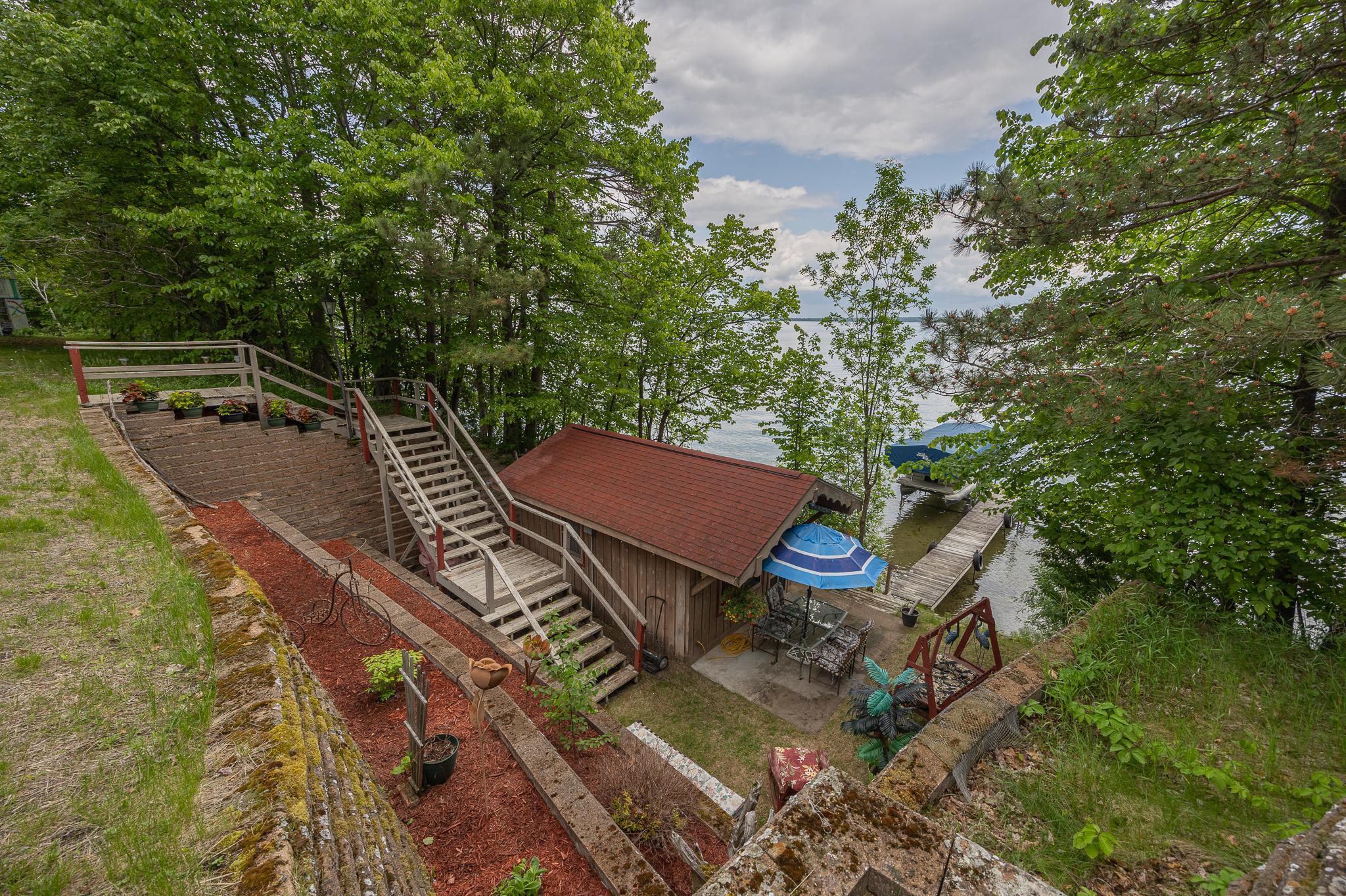 Charming lakeside bunkhouse.