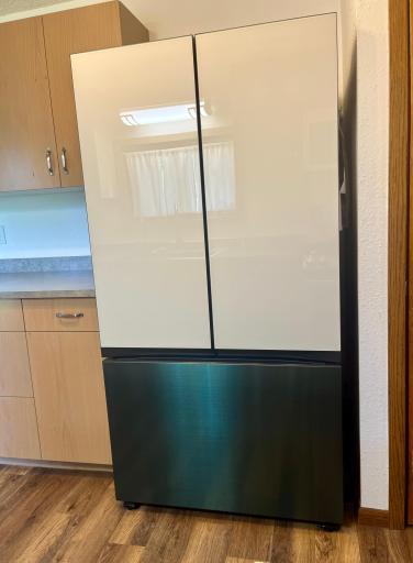 Water filtered jug in this fridge, snack drawer & HUGE freezer