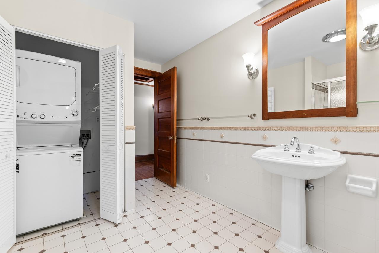 Full Bath - Upper with Laundry Closet