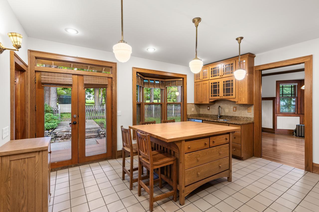 Large Center Island for Informal Dining