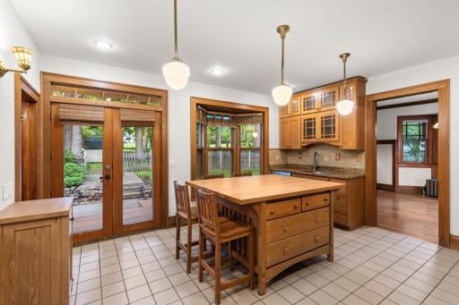 Large Center Island for Informal Dining