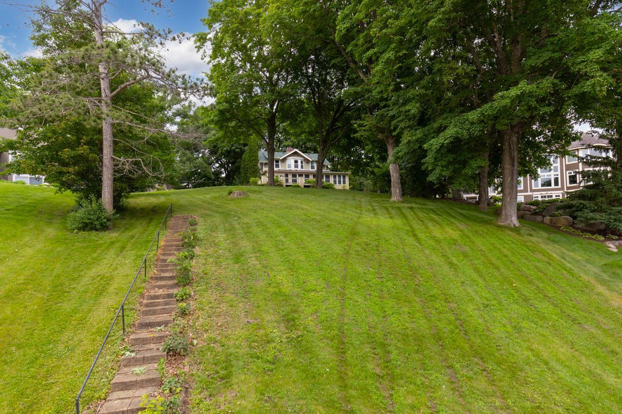 Beautiful yard to the lake