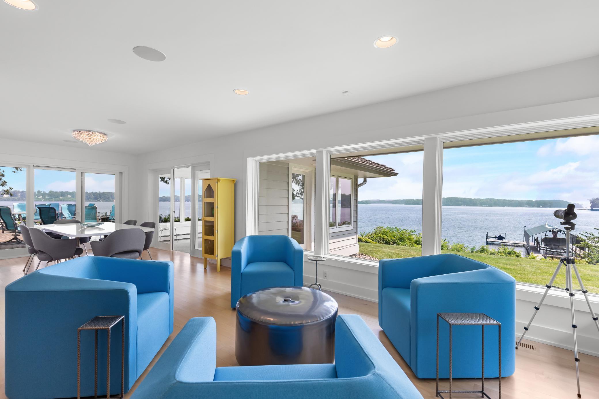 Lafayette Bay and Big Island views from every corner.