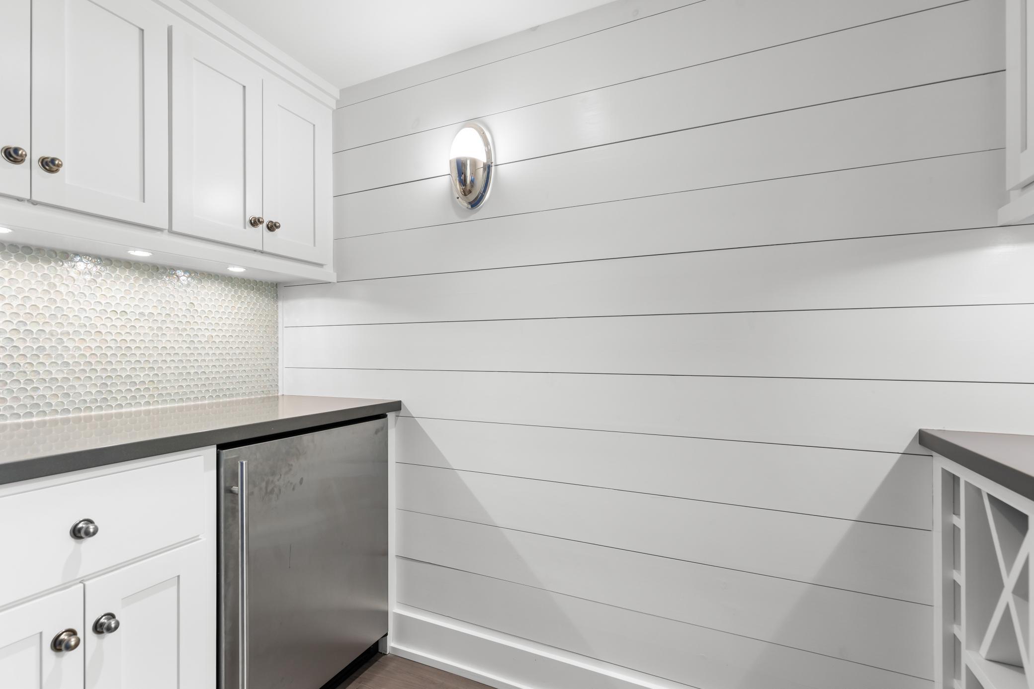 Lower level service bar.