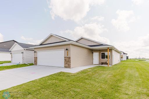 6782 68th Street S, Horace, ND 58047