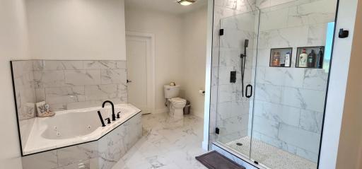 Spa-like primary Ensuite with jetted tub