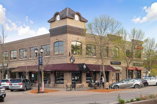 Located just minutes from downtown Victoria, you have a variety of restaurants, shops and bars to enjoy.