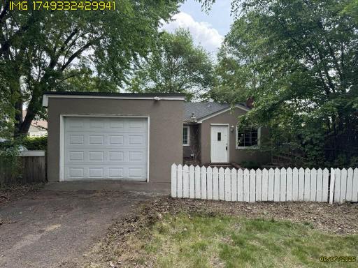 627 9th Avenue NW, Saint Paul, MN 55112