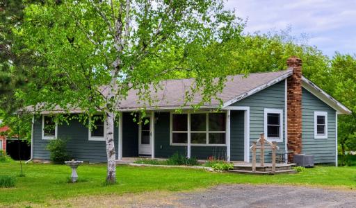 20966 347th Street! Welcome to your little slice of Heaven!